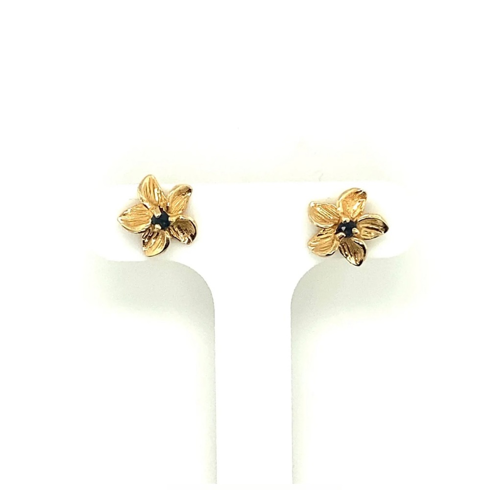Beautiful 14k flower stud earrings 😍